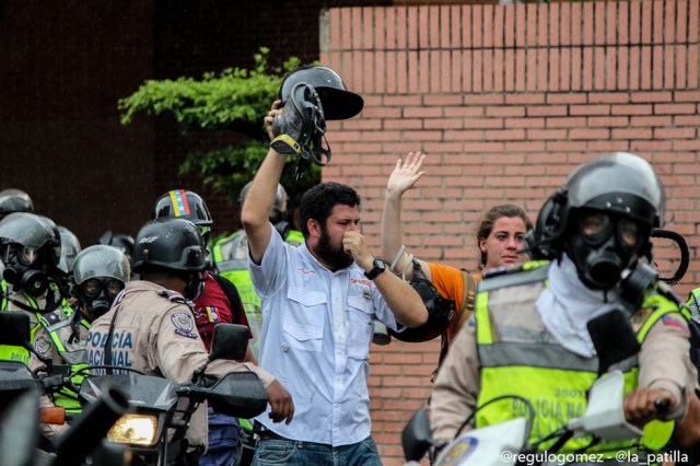 Mientras el régimen reprime, la resistencia se le planta a Maduro en la calle. Foto: Régulo Gómez / lapatilla.1eye.us