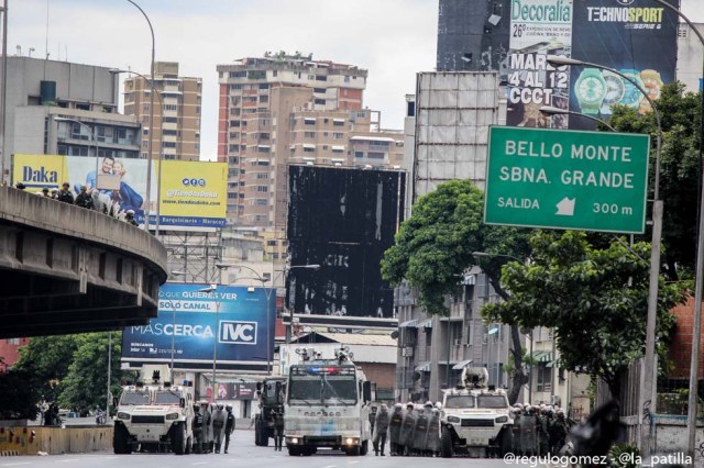 Mientras el régimen reprime, la resistencia se le planta a Maduro en la calle. Foto: Régulo Gómez / lapatilla.1eye.us