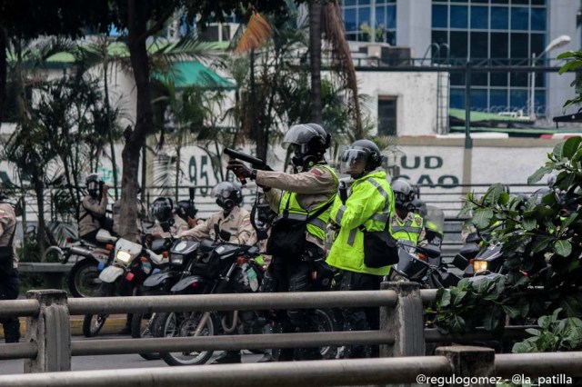 Mientras el régimen reprime, la resistencia se le planta a Maduro en la calle. Foto: Régulo Gómez / lapatilla.1eye.us