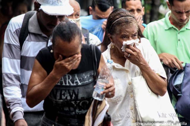 Mientras el régimen reprime, la resistencia se le planta a Maduro en la calle. Foto: Régulo Gómez / lapatilla.1eye.us