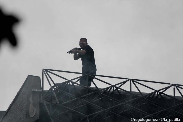 Mientras el régimen reprime, la resistencia se le planta a Maduro en la calle. Foto: Régulo Gómez / lapatilla.1eye.us