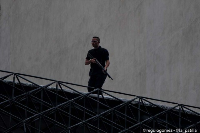 Mientras el régimen reprime, la resistencia se le planta a Maduro en la calle. Foto: Régulo Gómez / lapatilla.1eye.us