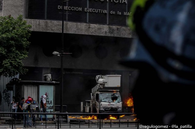 Mientras el régimen reprime, la resistencia se le planta a Maduro en la calle. Foto: Régulo Gómez / lapatilla.1eye.us