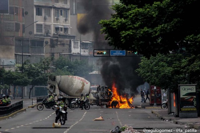 Mientras el régimen reprime, la resistencia se le planta a Maduro en la calle. Foto: Régulo Gómez / lapatilla.1eye.us