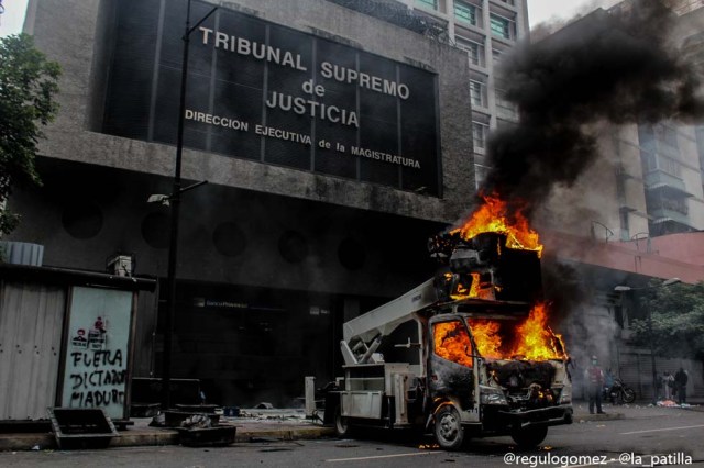 Mientras el régimen reprime, la resistencia se le planta a Maduro en la calle. Foto: Régulo Gómez / lapatilla.1eye.us