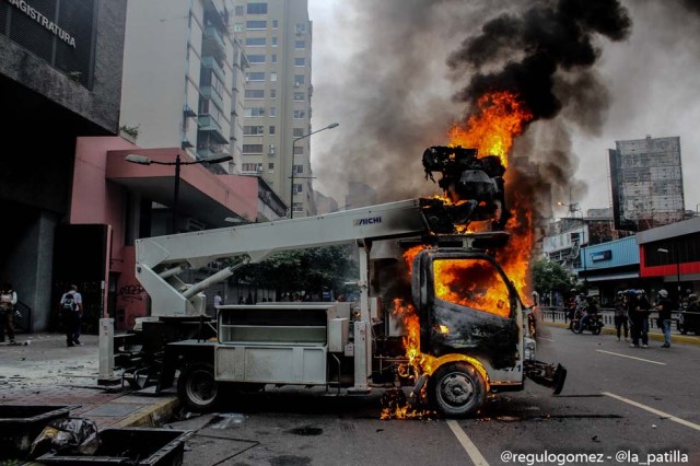 Mientras el régimen reprime, la resistencia se le planta a Maduro en la calle. Foto: Régulo Gómez / lapatilla.1eye.us