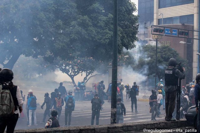 Mientras el régimen reprime, la resistencia se le planta a Maduro en la calle. Foto: Régulo Gómez / lapatilla.1eye.us