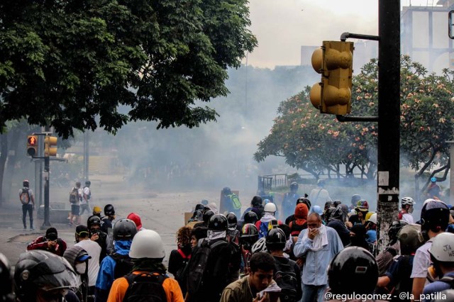 Mientras el régimen reprime, la resistencia se le planta a Maduro en la calle. Foto: Régulo Gómez / lapatilla.1eye.us