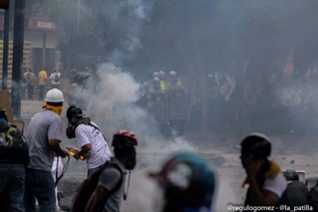 Mientras el régimen reprime, la resistencia se le planta a Maduro en la calle. Foto: Régulo Gómez / lapatilla.1eye.us