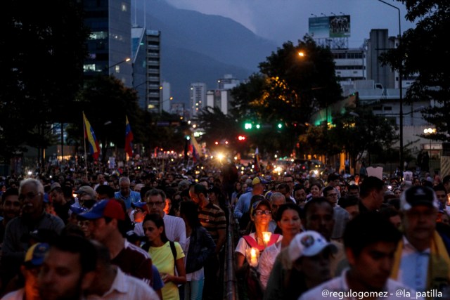 Oposición se concentró en Parque Cristal para homenajear a los caídos. Foto: Régulo Gómez / lapatilla.1eye.us