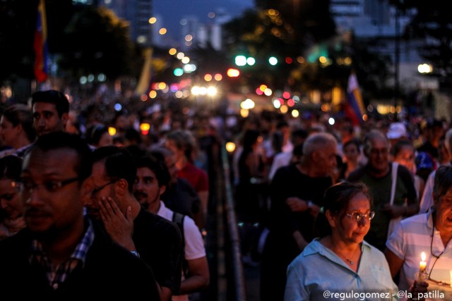 Oposición se concentró en Parque Cristal para homenajear a los caídos. Foto: Régulo Gómez / lapatilla.1eye.us