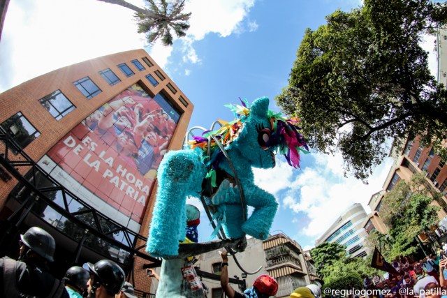 La juventud se le plantó a Conatel para exigir el cese a la censura. Foto: Régulo Gómez / lapatilla.1eye.us