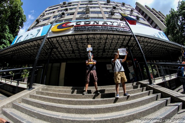La juventud se le plantó a Conatel para exigir el cese a la censura. Foto: Régulo Gómez / lapatilla.1eye.us