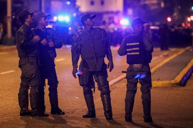 La presencia de los cuerpos de seguridad en adyacencias del TSJ se prolongó hasta latas horas de la noche. Foto: EFE