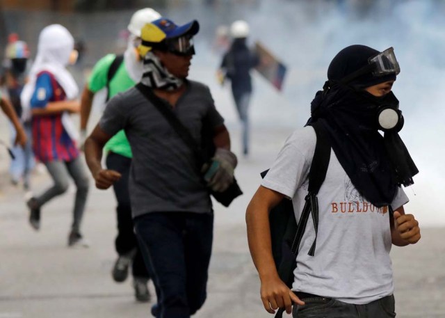 Cuerpos de seguridad redoblan la represión en las marchas. La resistencia sigue. REUTERS/Carlos Garcia Rawlins