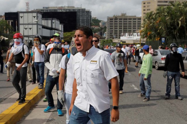 Cuerpos de seguridad redoblan la represión en las marchas. La resistencia sigue. REUTERS/Marco Bello