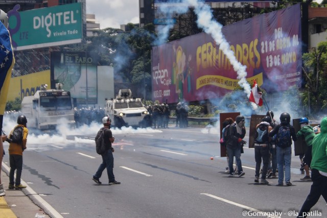 La represión "atroz" arremetió este #19Jun hasta con balas: La resistencia continúa. Fotos: Gabriela Gómez / lapatilla.1eye.us