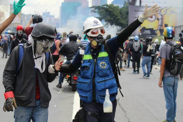 Así fue la brutal arremetida de los cuerpos de seguridad contra los manifestantes en la Fajardo. Fotos: lapatilla.1eye.us