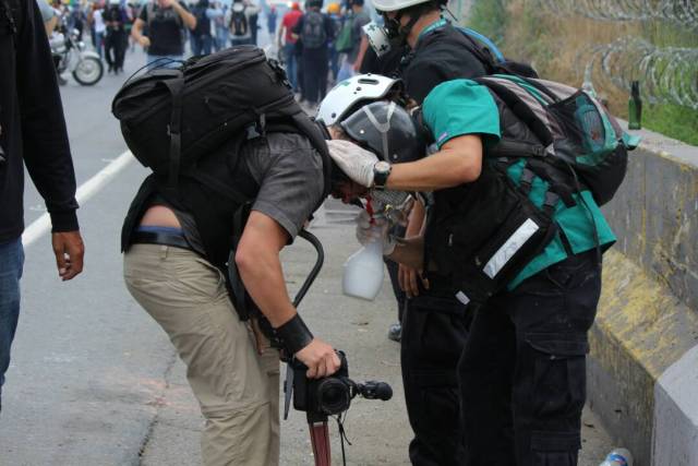 Así fue la brutal arremetida de los cuerpos de seguridad contra los manifestantes en la Fajardo. Fotos: lapatilla.1eye.us