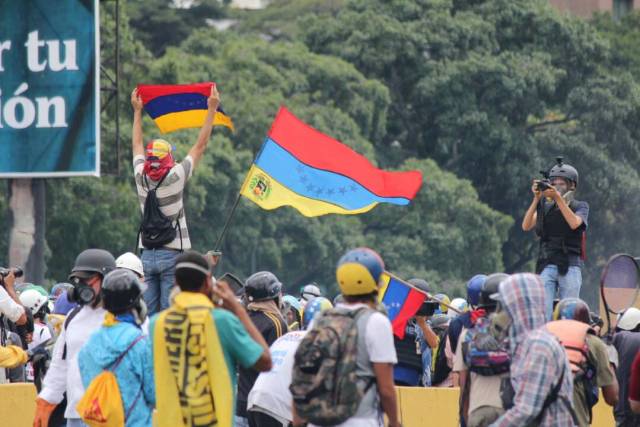 Así fue la brutal arremetida de los cuerpos de seguridad contra los manifestantes en la Fajardo. Fotos: lapatilla.1eye.us