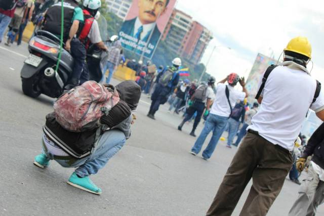 Así fue la brutal arremetida de los cuerpos de seguridad contra los manifestantes en la Fajardo. Fotos: lapatilla.1eye.us