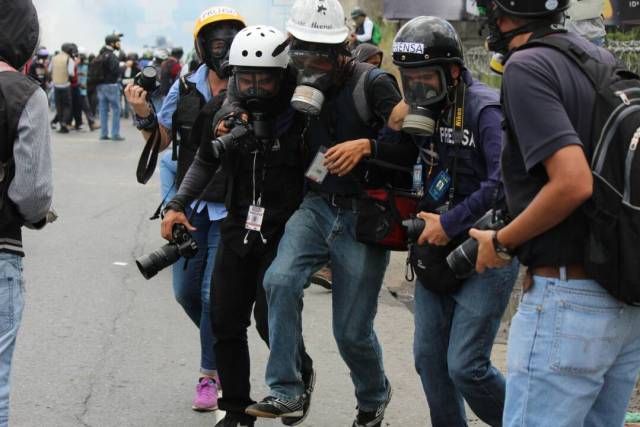 Así fue la brutal arremetida de los cuerpos de seguridad contra los manifestantes en la Fajardo. Fotos: lapatilla.1eye.us