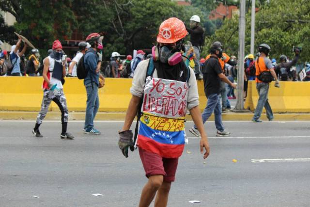 Así fue la brutal arremetida de los cuerpos de seguridad contra los manifestantes en la Fajardo. Fotos: lapatilla.1eye.us