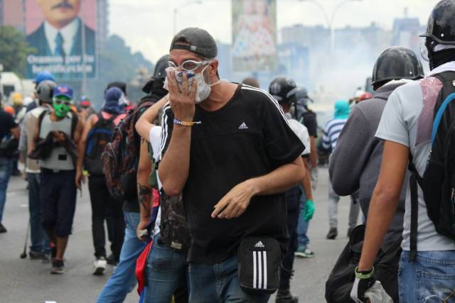 Así fue la brutal arremetida de los cuerpos de seguridad contra los manifestantes en la Fajardo. Fotos: lapatilla.1eye.us