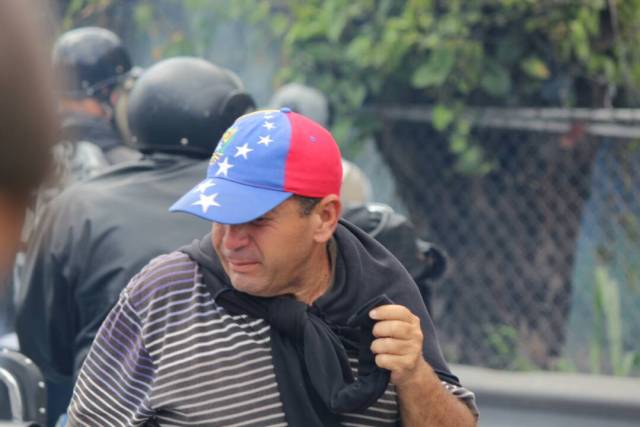 Así fue la brutal arremetida de los cuerpos de seguridad contra los manifestantes en la Fajardo. Fotos: lapatilla.1eye.us