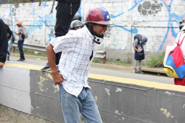 Así fue la brutal arremetida de los cuerpos de seguridad contra los manifestantes en la Fajardo. Fotos: lapatilla.1eye.us