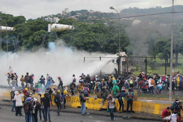 Reprimieron a manifestantes en la Fajardo: Varios afectados por lacrimógenas. Foto: Régulo Gómez / lapatilla.1eye.us