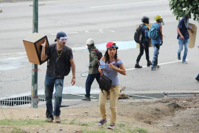 Así fue la brutal arremetida de los cuerpos de seguridad contra los manifestantes en la Fajardo. Fotos: lapatilla.1eye.us