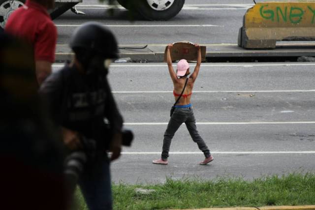 Así fue la brutal arremetida de los cuerpos de seguridad contra los manifestantes en la Fajardo. Fotos: lapatilla.1eye.us