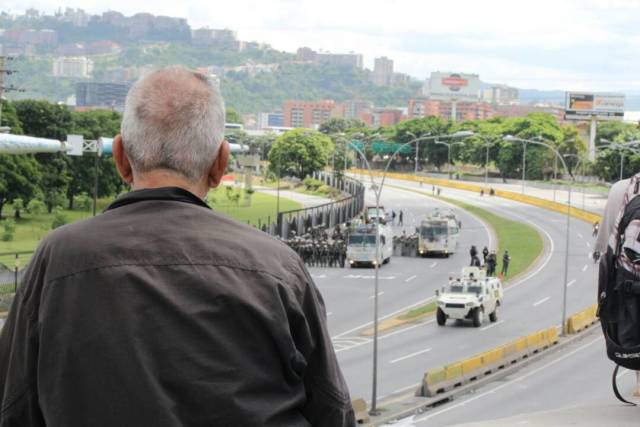 Así fue la brutal arremetida de los cuerpos de seguridad contra los manifestantes en la Fajardo. Fotos: lapatilla.1eye.us