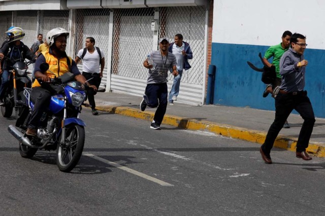 Cuerpos de seguridad redoblan la represión en las marchas. La resistencia sigue. REUTERS/Carlos Garcia Rawlins