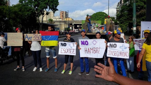 Manifestación en la avenida San Martín / Foto @TomasGuanipa