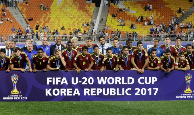 ¡Alucinante! Esta es la reluciente medalla que recibieron nuestros muchachos de la Vinotinto (FOTO)