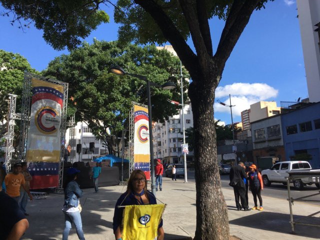 Foto: Instalan tarima roja frente a la protesta de trabajadores en el Ministerio Público / Amanda Sánchez