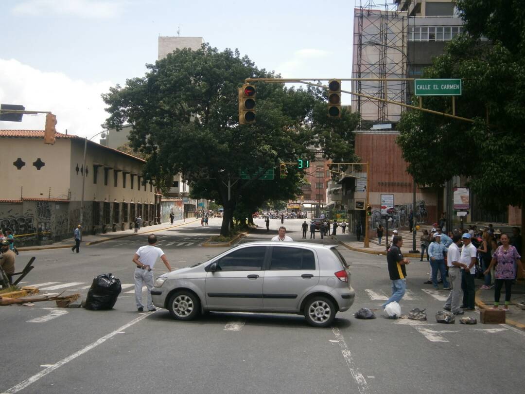 Realizan trancazo en varios puntos de la avenida Rómulo Gallegos #26Jun