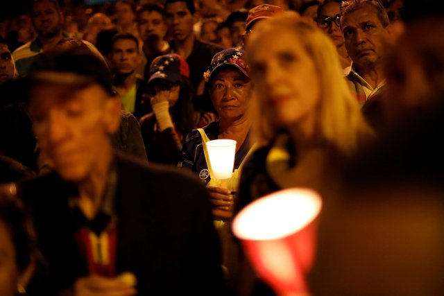 Opositores realizaron una vigilia en honor a Neomar Lander.  REUTERS/Carlos Garcia Rawlins