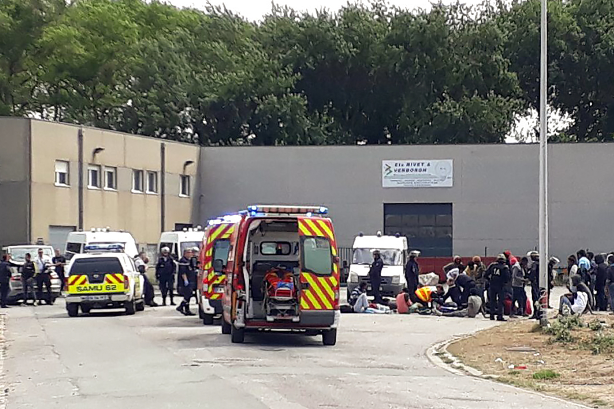 Migrantes malviven en autopista a la espera de entrar en centro humanitario de París