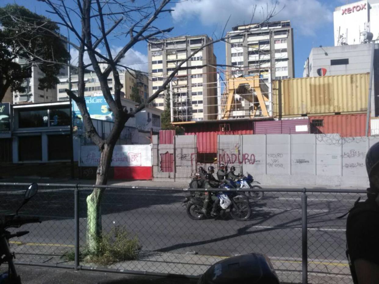 GNB disparó bombas lacrimógenas contra manifestantes en Bello Campo este #4Jul