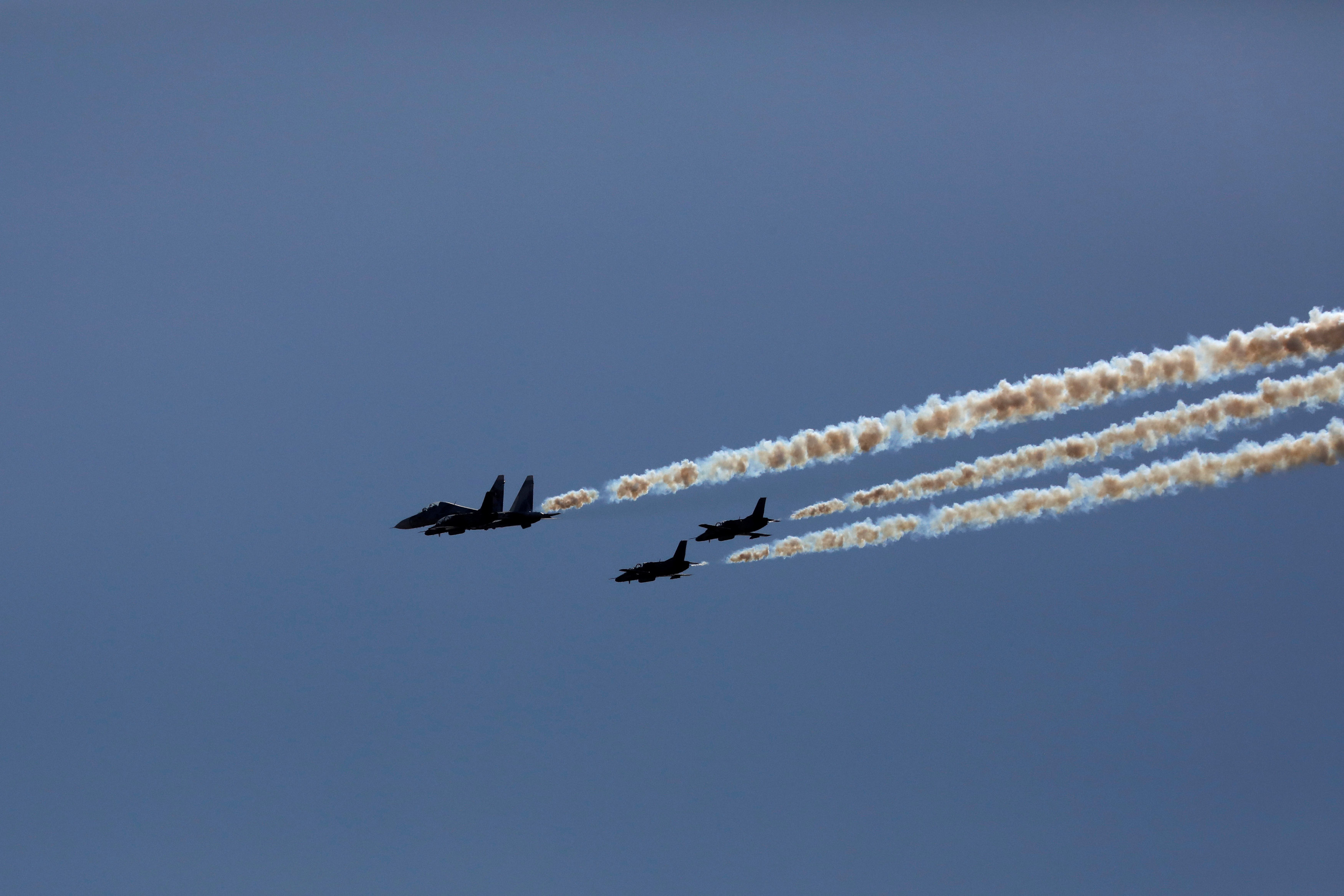 FOTOS: Volaron los aviones de guerra venezolanos… casi chocan con el alto costo de la vida