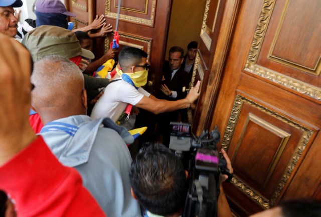 Government supporters try to enter Venezuela's opposition-controlled National Assembly, in Caracas, Venezuela July 5, 2017. REUTERS/Andres Martinez Casares