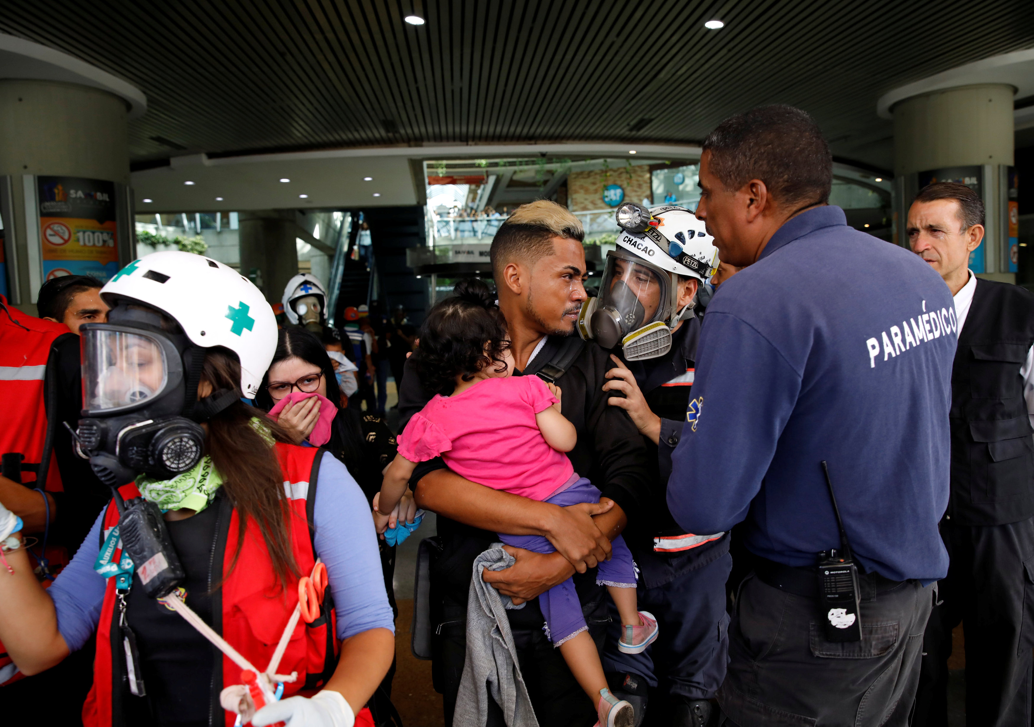 Menores y ancianos entre los afectados por gas lacrimógeno en el Sambil #6Jul (Fotos)