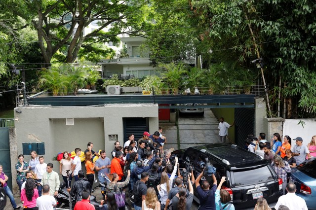 Gente y periodistas se reúnen en la entrada de la casa del líder opositor de Venezuela, Leopoldo López, quien ha sido detenido en casa después de más de tres años de cárcel en Caracas, Venezuela, 8 de julio de 2017. REUTERS / Andres Martinez Casares