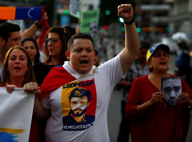 Los partidarios del líder opositor venezolano Leopoldo López salen a la calle para celebrar su liberación de la prisión, en Madrid, España, 8 de julio de 2017. REUTERS / Javier Barbancho