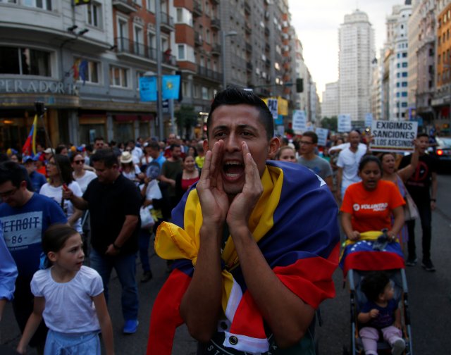 Los partidarios del líder opositor venezolano Leopoldo López salen a la calle para celebrar su liberación de la prisión, en Madrid, España, 8 de julio de 2017. REUTERS / Javier Barbancho