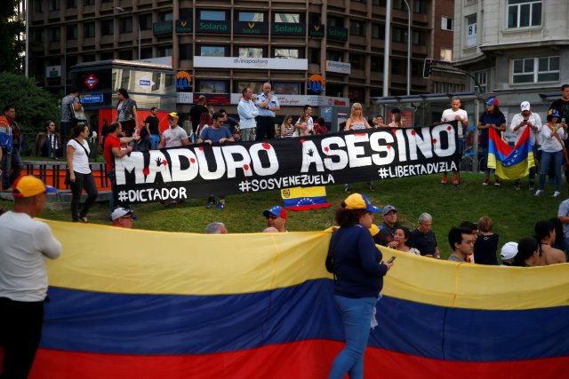 Los partidarios del líder opositor venezolano Leopoldo López salen a la calle para celebrar su liberación de la prisión, en Madrid, España, 8 de julio de 2017. REUTERS / Javier Barbancho