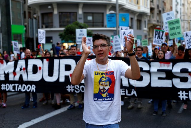 Los partidarios del líder opositor venezolano Leopoldo López salen a la calle para celebrar su liberación de la prisión, en Madrid, España, 8 de julio de 2017. REUTERS / Javier Barbancho